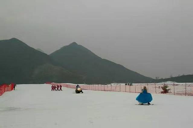 荣盛野三坡滑雪场