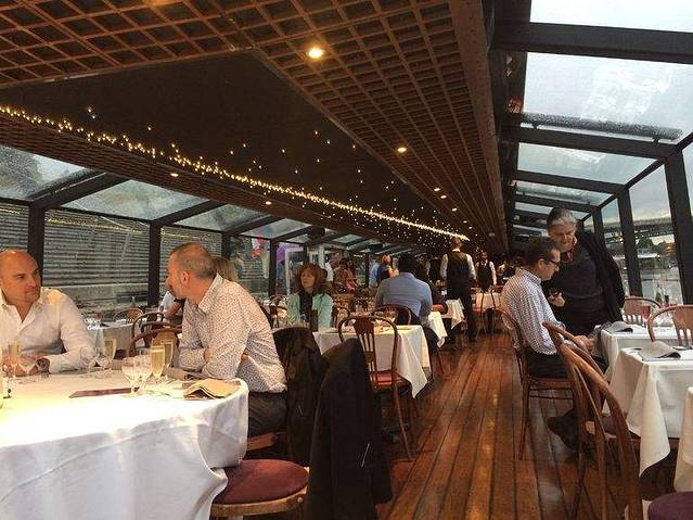 塞纳河畔水上餐厅