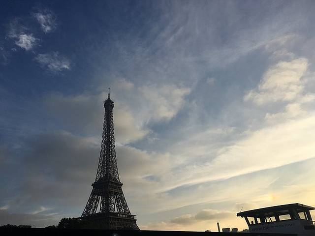 塞纳河畔水上餐厅