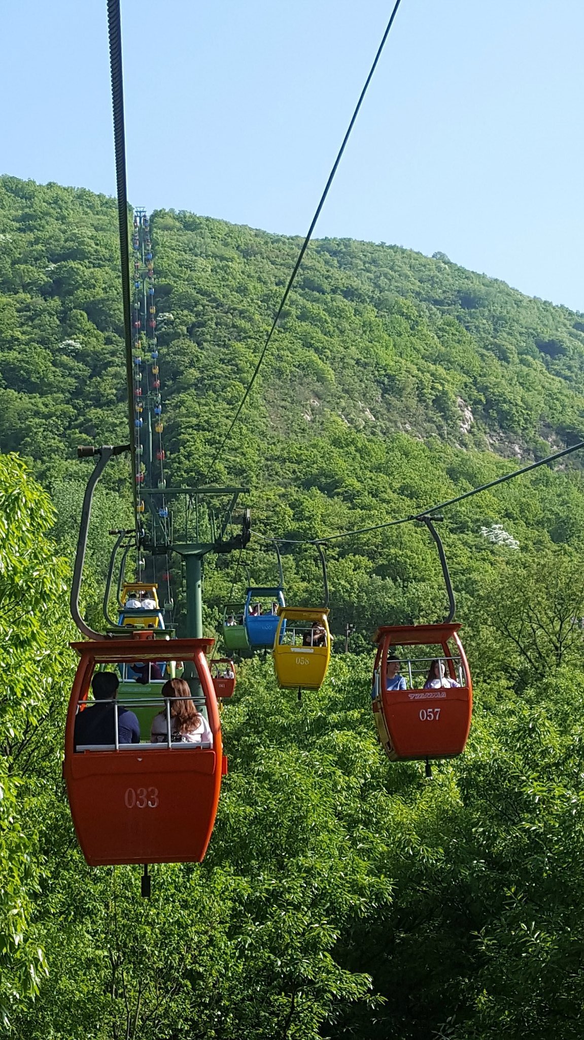 少林寺就位于嵩山的少室山但美景是在三皇寨但我们很不巧碰到通往