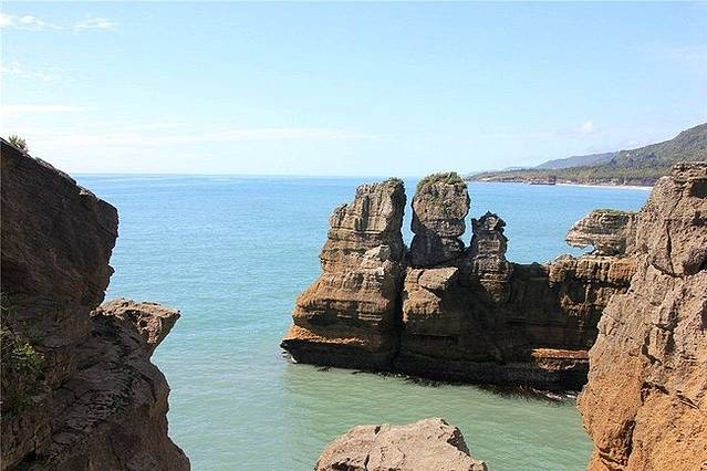 普纳凯基千层饼岩石与喷水洞