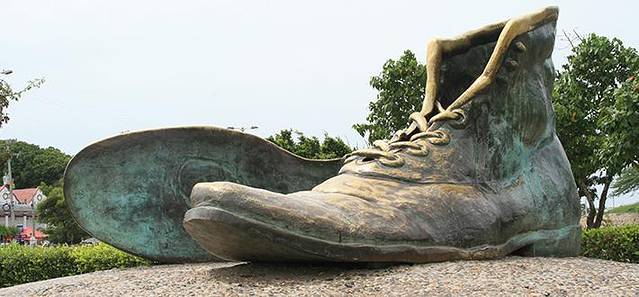 旧鞋子雕塑