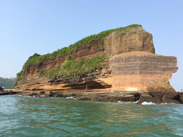 猪仔岭是涠洲岛上的一个小岛 我们是坐船回去看的 就坐着船绕着岛兜了