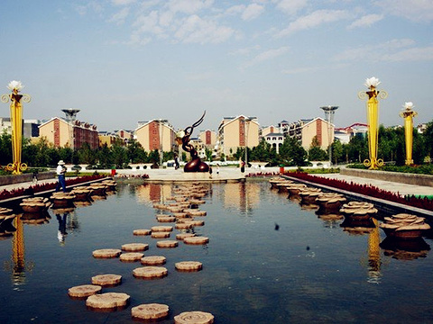 来过这里概述驴友点评(0)中心公园位于康巴什新区鄂尔多斯大街以北