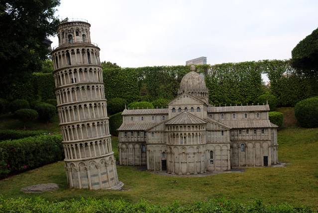 比萨斜塔和比萨大教堂