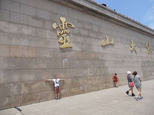 天下第一掌雕塑