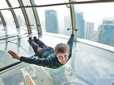 东方明珠259米全透明悬空观光廊