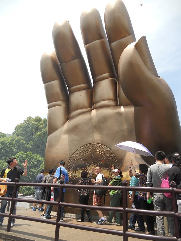 天下第一掌雕塑