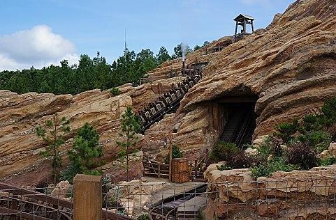 灰熊山极速矿车