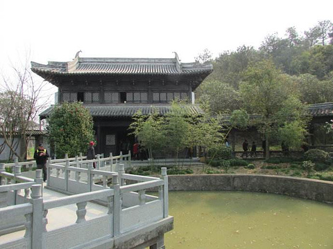 《射雕英雄传》中,归云庄是东邪徒弟陆乘风的府院,他原先是太湖