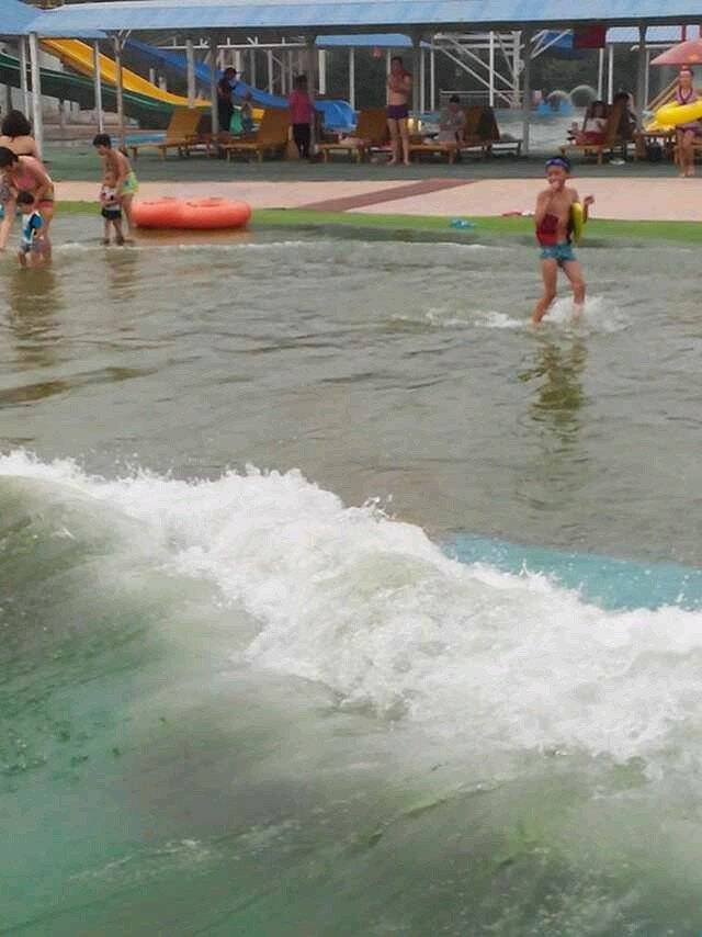 万憬温泉水上乐园