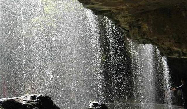 崇福寺滴水岩风景区