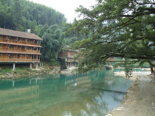 雨卜民族风情旅游度假村