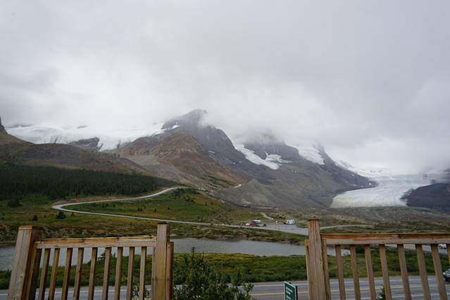 弓冰川瀑布小径