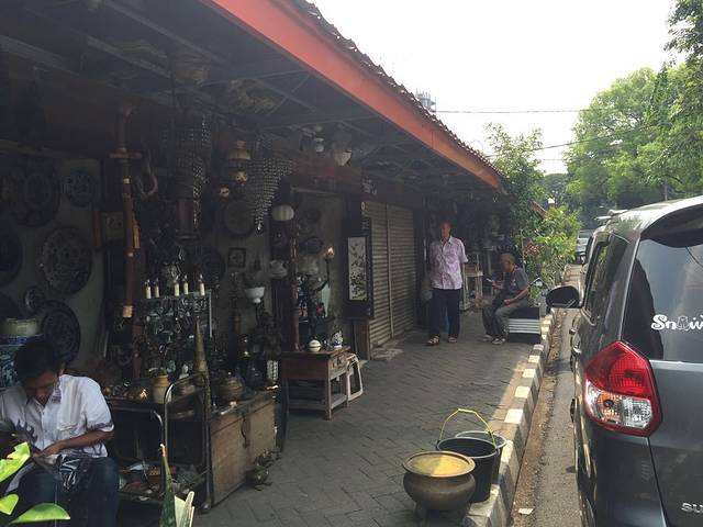 泗水路古董街