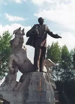 王震将军雕像