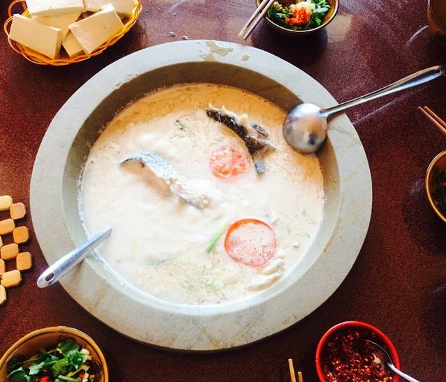 饱食捷生态石锅鱼