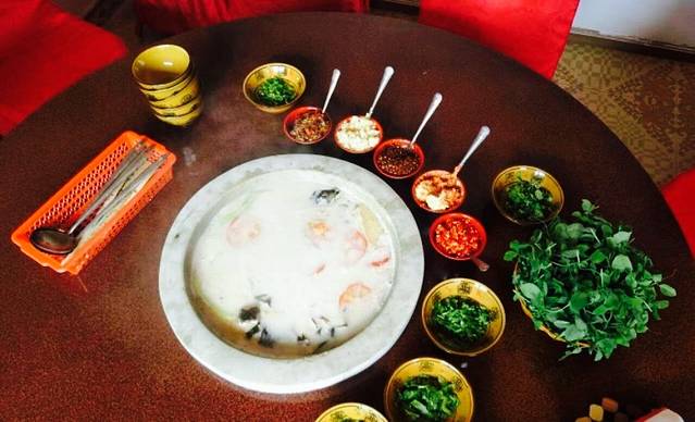 云南抚仙湖蒸汽石锅鱼