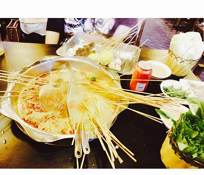 六婆串串香火锅(城乡世纪广场店)