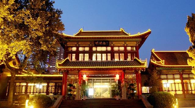 暨南大学(石牌校区明湖楼)