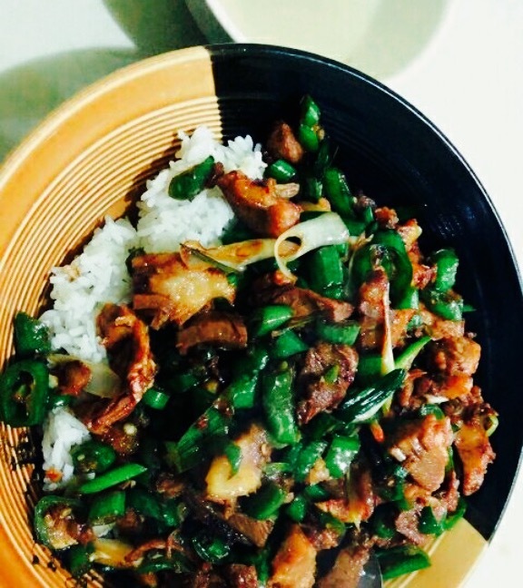 猪尾巴 长豆角茄子 青椒炒蛋 香辣牛肚 茄子肉沫 红烧豆腐 青椒猪头肉