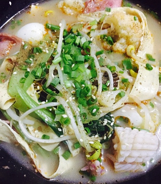 骨汤冒菜火锅店