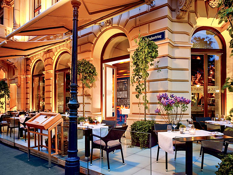 Dstrikt Steakhouse