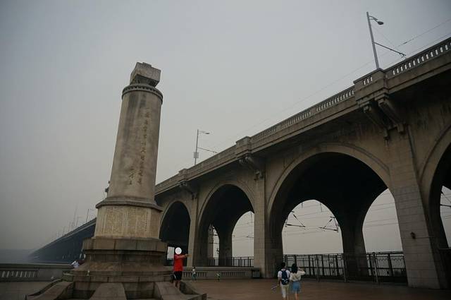 武汉长江大桥建成纪念碑