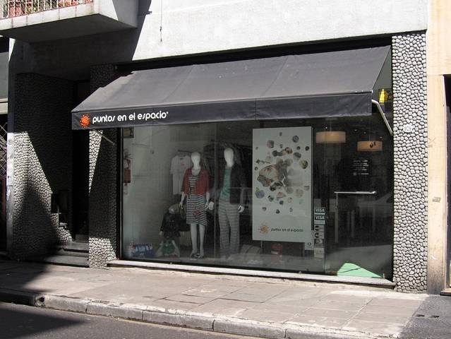 Puntos en el Espacio服装店