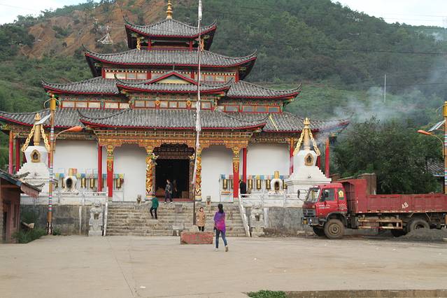 泸沽湖草海喇嘛寺