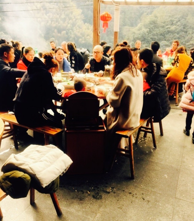 岭上人家留人居烤全羊