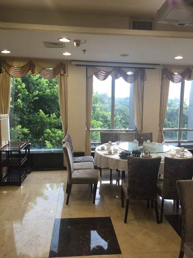 鸿星艺都海鲜酒家