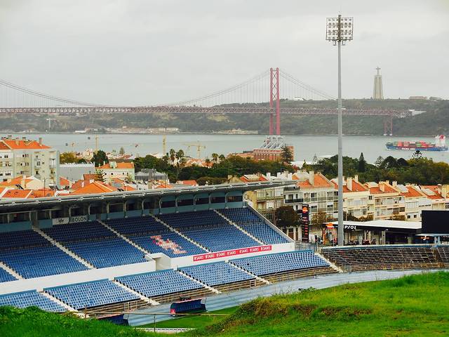 勒斯特罗体育场