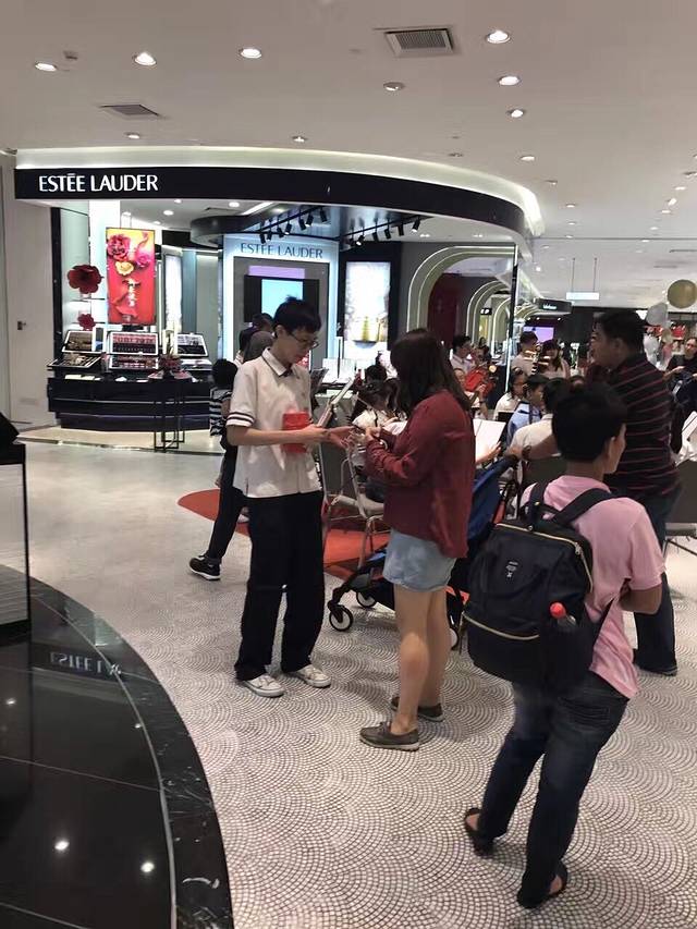 百盛（双威金字塔）