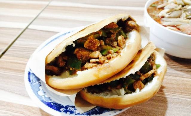 老字号杨坡红油米线腊汁肉夹馍