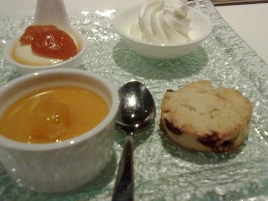 亚洲大酒店凌霄阁旋转西餐厅