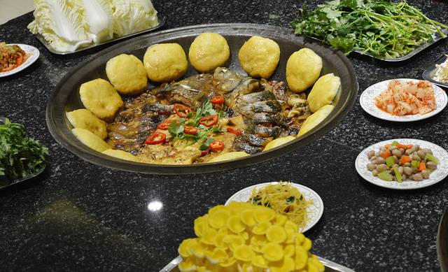 柴火大院特色铁锅炖