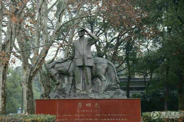 武汉大学东湖分校(东大门)