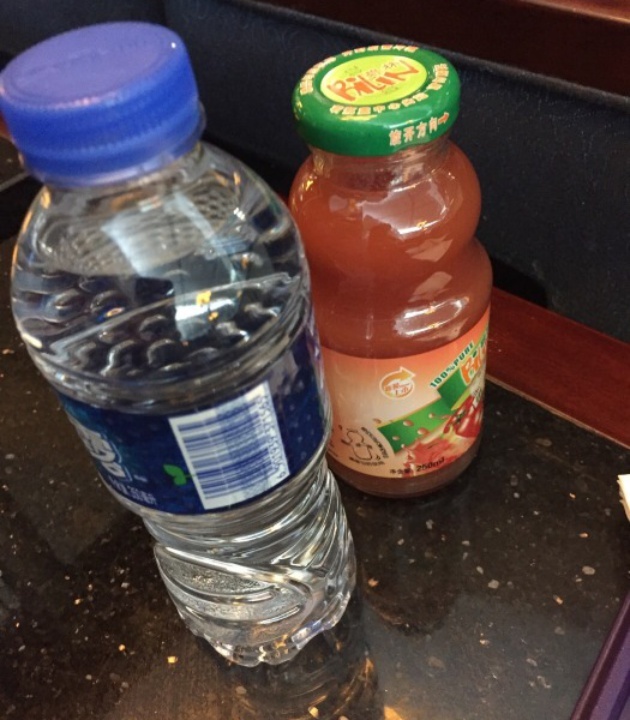 虹桥机场2号航站楼大厅内美食