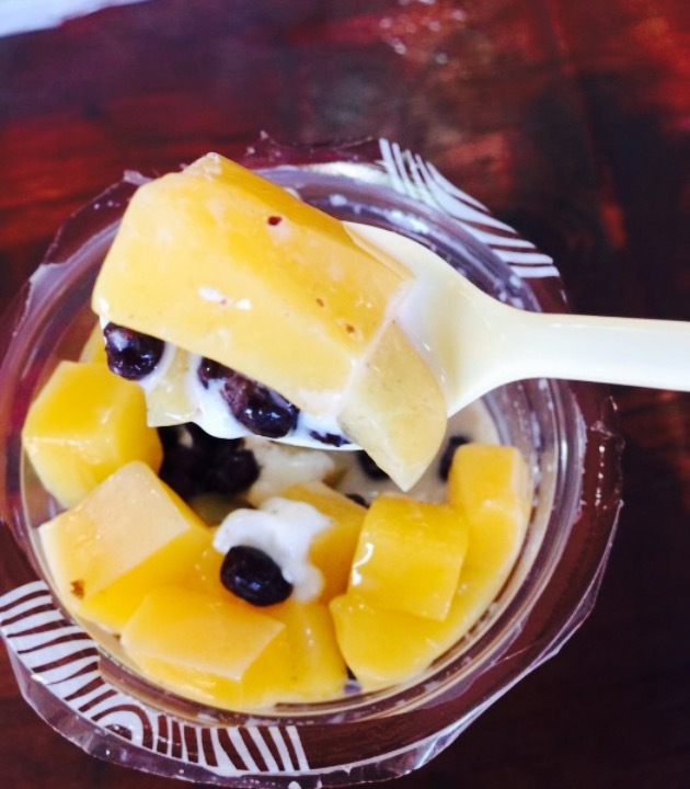 美食详情 特色:红豆珍珠椰果 香草奶昔 蓝莓奶昔 金桔柠檬 黑椒鸡块