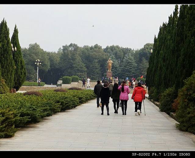 刘少奇铜像广场