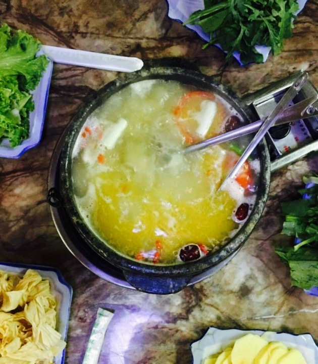 鲁朗纳麦石锅鸡庄园