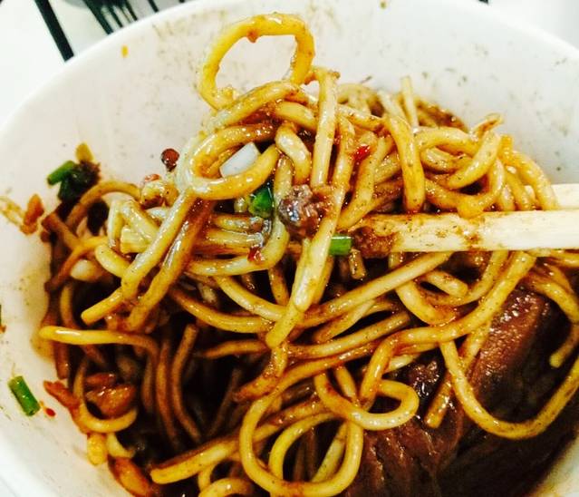 欢艳牛肉热干面