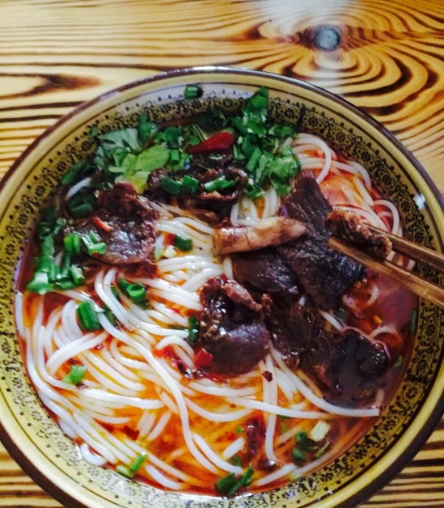 特色:酸辣脆肠刀削面 香脆牛杂碱面 馄饨 香脆牛杂刀削面 香脆牛肚