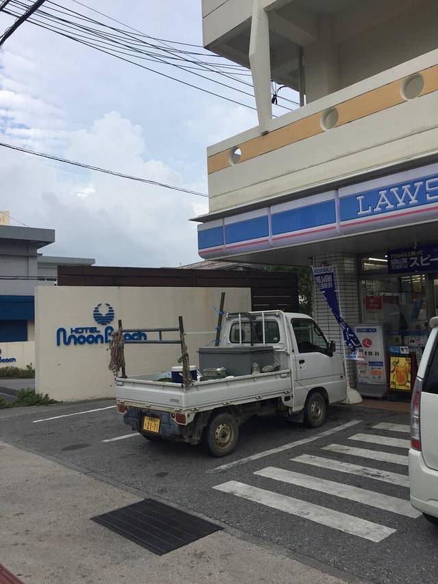 Lawson Onna Moon Beach