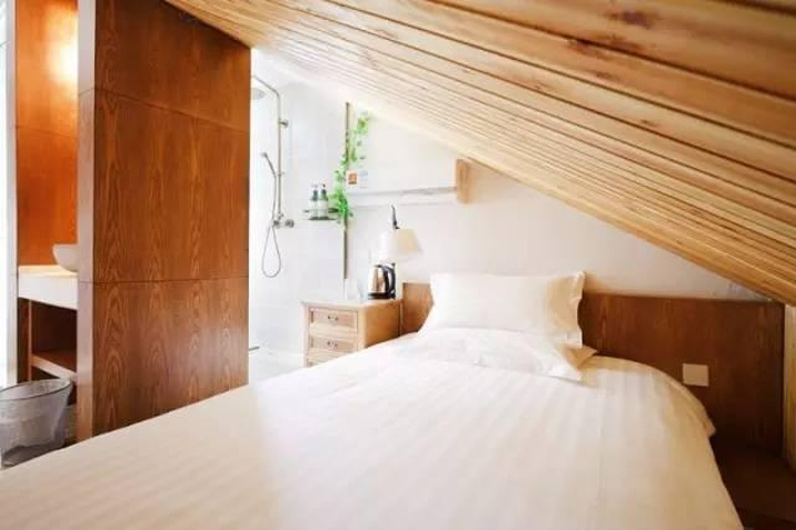 颜亚南希望眷舍的客人们,能够从都市回归小乔流水,重拾小时候邻里亲密