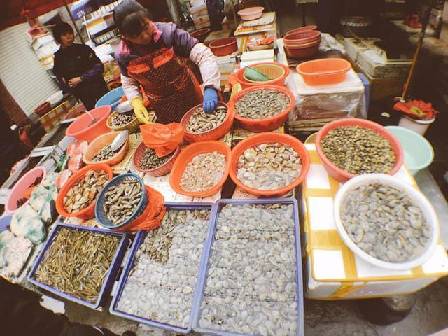 而这里,拥挤吵杂的八市,海鲜是最平常最平常最平常的商品.