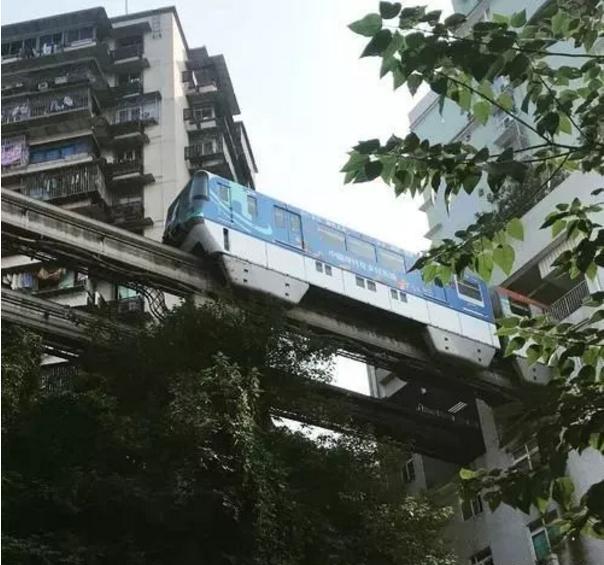 李子坝轻轨还可以遇到最神奇的李子坝轻轨,让外国人惊呼其穿楼而过!