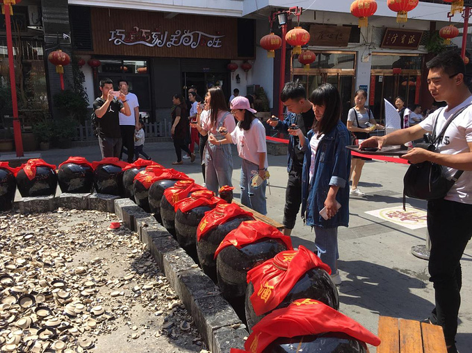 摔碗新高度----大雁塔慈恩镇不光摔碗,已经开始摔酒坛子了-西安旅游攻略-游记-去哪儿攻略