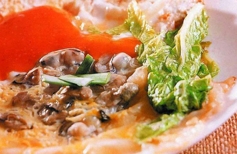 再加入地瓜粉蚵仔煎就会变得黏软而口感十足这也是台湾食品的共同特点